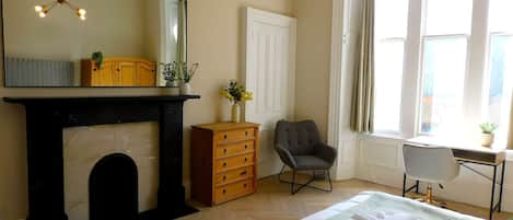4 habitaciones, tabla de planchar con plancha, wifi y ropa de cama