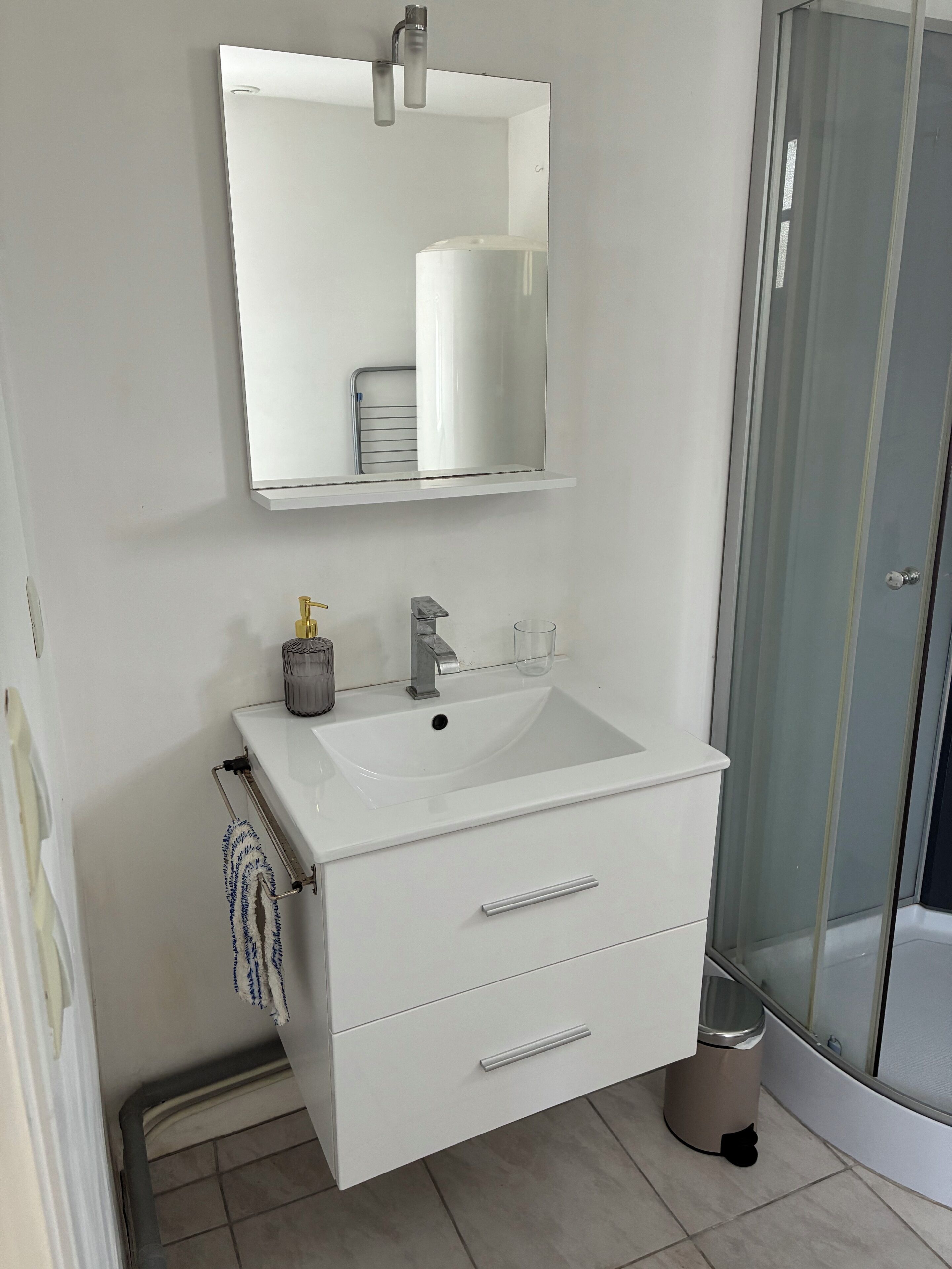 Douche, serviettes fournies, papier toilette