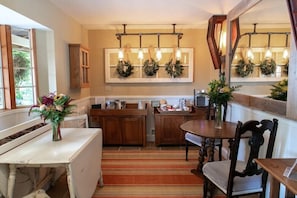 Dining - J Patrick House Bed and Breakfast Inn (Cambria)