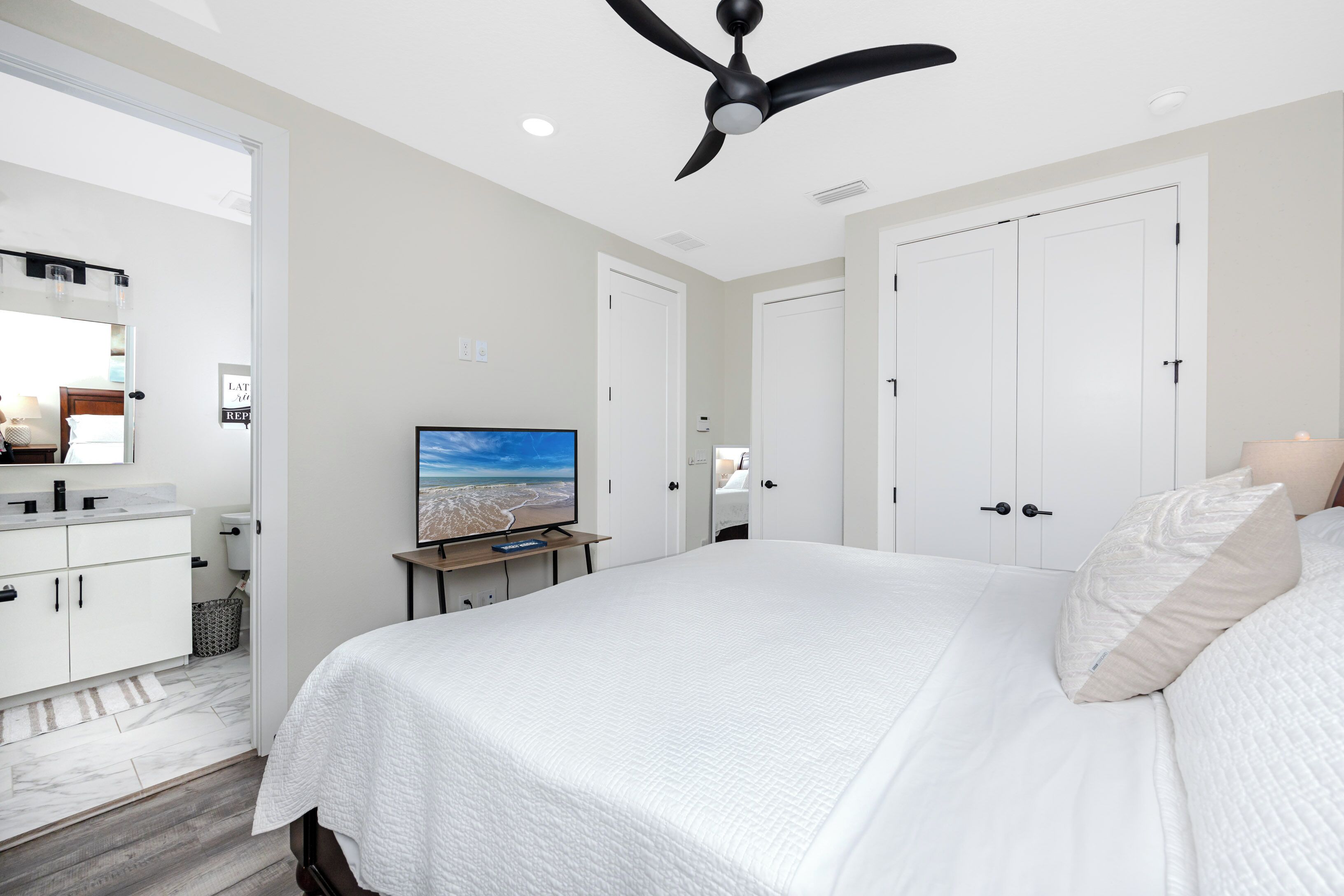Tabla de planchar con plancha, wifi gratis y ropa de cama 
