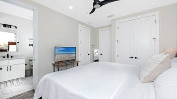 Tabla de planchar con plancha, wifi gratis y ropa de cama