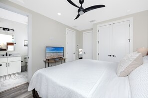Tabla de planchar con plancha, wifi gratis y ropa de cama 