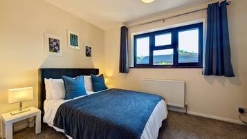 2 bedrooms, desk, iron/ironing board, WiFi