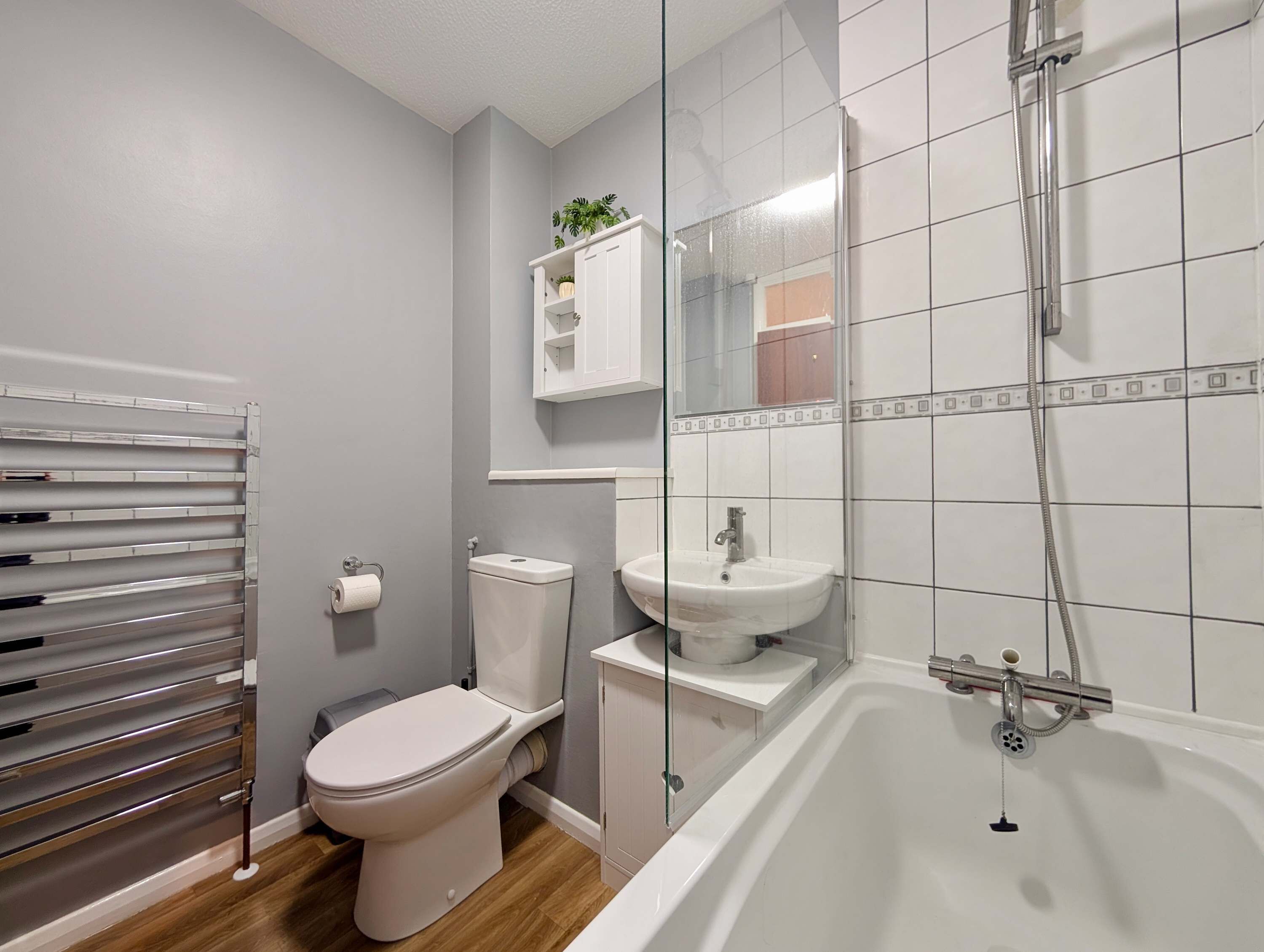 A bathroom with a toilet, sink, and bathtub.