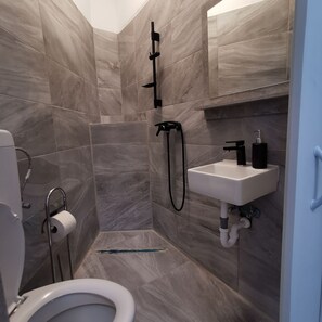 Haartrockner, Handtücher, Seife, Toilettenpapier
