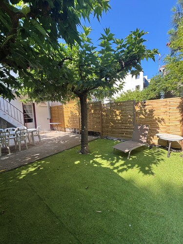 Air-conditioned ground floor apartment for 4–5 people; large terrace; private parking; beach and shops all within walking distance