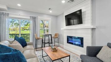 Smart TV, fireplace