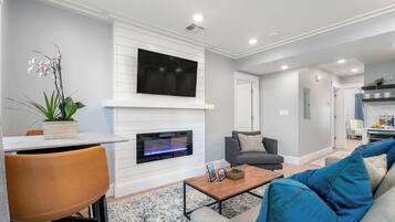Smart TV, fireplace
