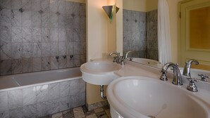 A bathroom with two sinks, a bathtub, and a mirror. - Ferienwohnung in Damerow auf Usedom (Koserow)