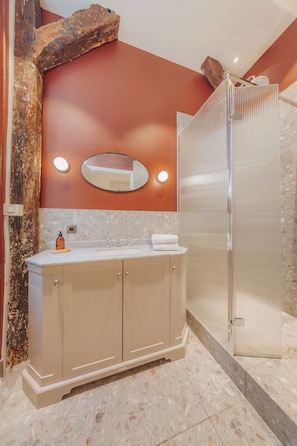 Bathroom - 3-bedroom 2 bathroom  apartment in Le Marais  with AC (Paris)