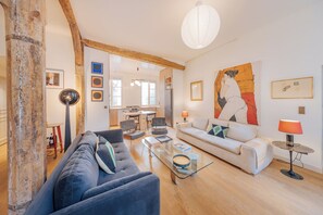 Living area - 3-bedroom 2 bathroom  apartment in Le Marais  with AC (Paris)