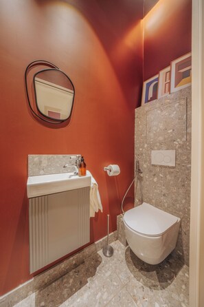 Een douche, een haardroger, handdoeken, zeep
