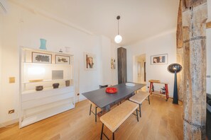 Dining - 3-bedroom 2 bathroom  apartment in Le Marais  with AC (Paris)