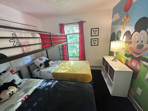 Room - Three bedroom Disney dream retreat~ 8 mins away (Kissimmee)