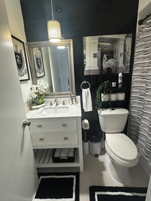 Bathroom - Three bedroom Disney dream retreat~ 8 mins away (Kissimmee)