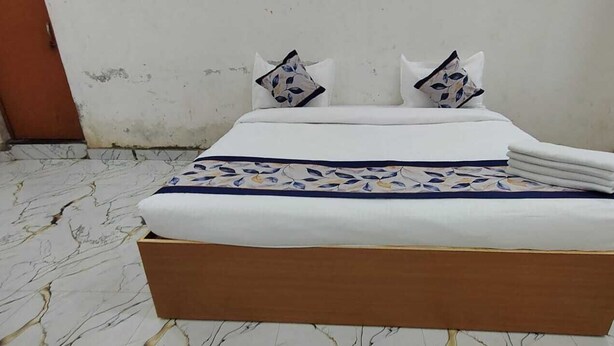 Desk, free WiFi - Raj Mahal Palace (Sitapur)
