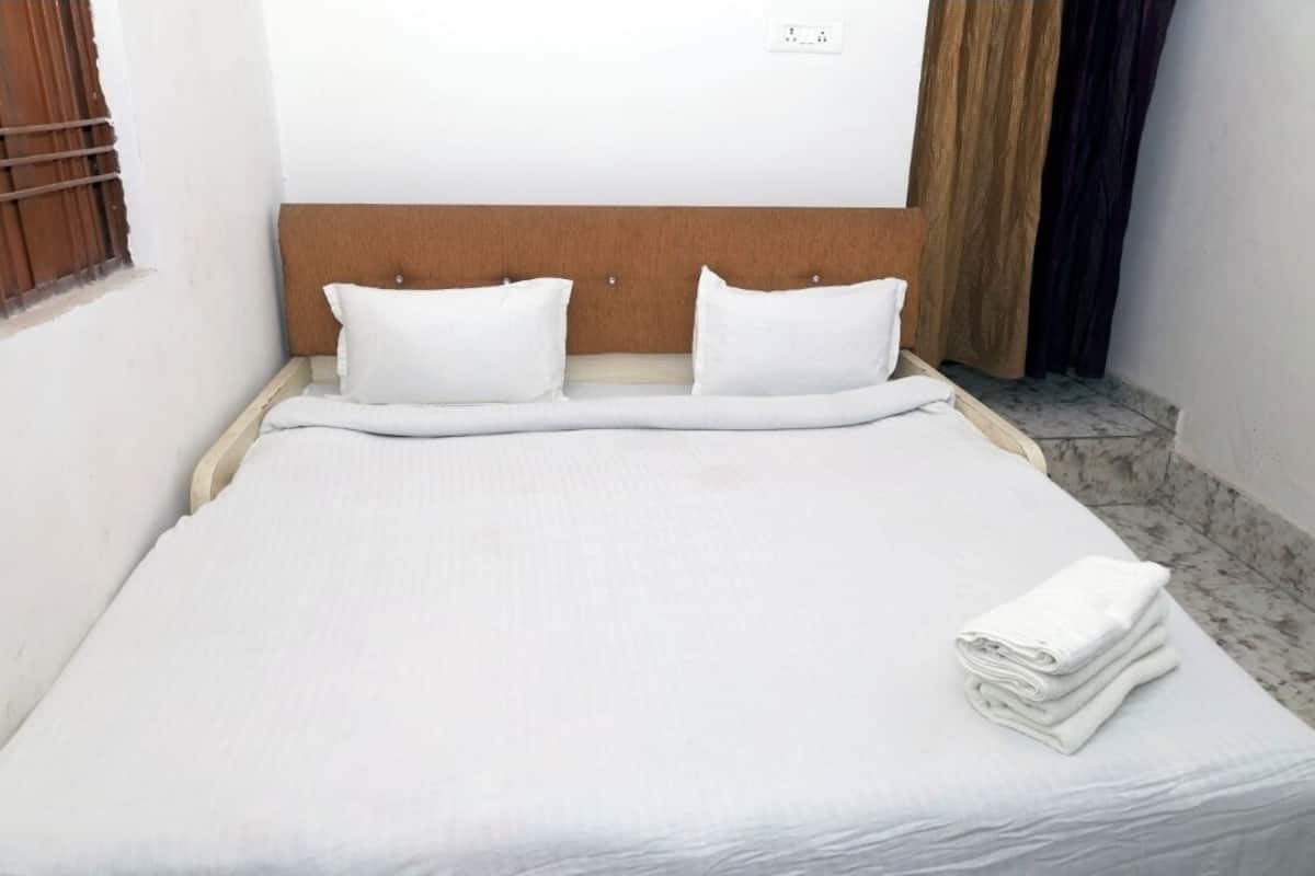 Deluxe Room | Desk, free WiFi