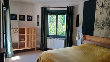 4 chambres, fer et planche à repasser, Wi-Fi, draps fournis