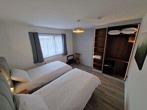3 室のベッドルーム、アイロン / アイロン台、旅行用ベビーベッド、WiFi (無料)