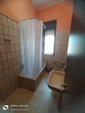 Haartrockner, Bidet, Handtücher, Seife