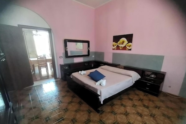 1 bedroom, iron/ironing board, internet, bed sheets