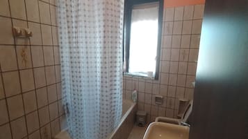Hårføner, bidé, håndklær og såpe