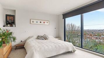5 bedrooms, iron/ironing board, WiFi, bed sheets