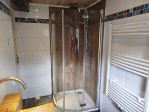 Dusche, Haartrockner, Handtücher, Seife