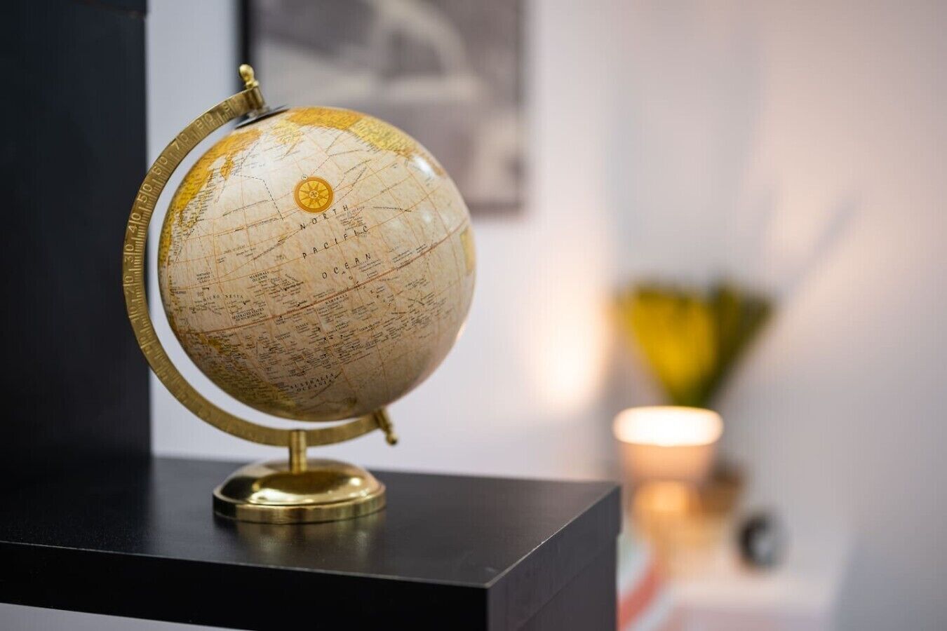 Un globe terrestre posé sur un support.