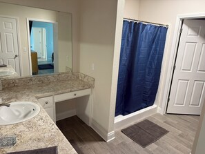 Towels, soap, toilet paper - 3-bedroom house in delightful Milton with cool AC and charm (Milton)