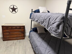 WiFi, bed sheets - 3-bedroom house in delightful Milton with cool AC and charm (Milton)