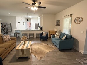 Living area - 3-bedroom house in delightful Milton with cool AC and charm (Milton)