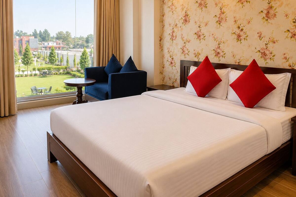 Habitación Deluxe, vista al jardín | Ropa de cama de alta calidad y escritorio