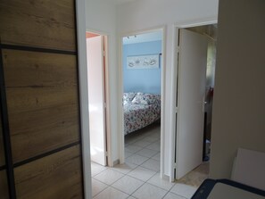 Ferros/tábuas de passar roupa, Wi-Fi de cortesia, roupa de cama