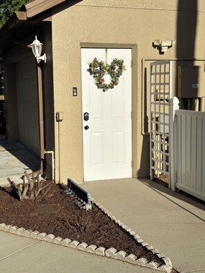 Exterior detail - Private entrance, driveway parking, studio with central AC in charming Davenport (Davenport)