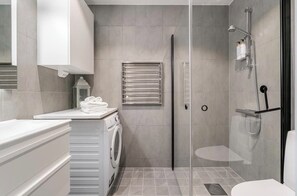 Doccia, asciugacapelli, asciugamani, carta igienica