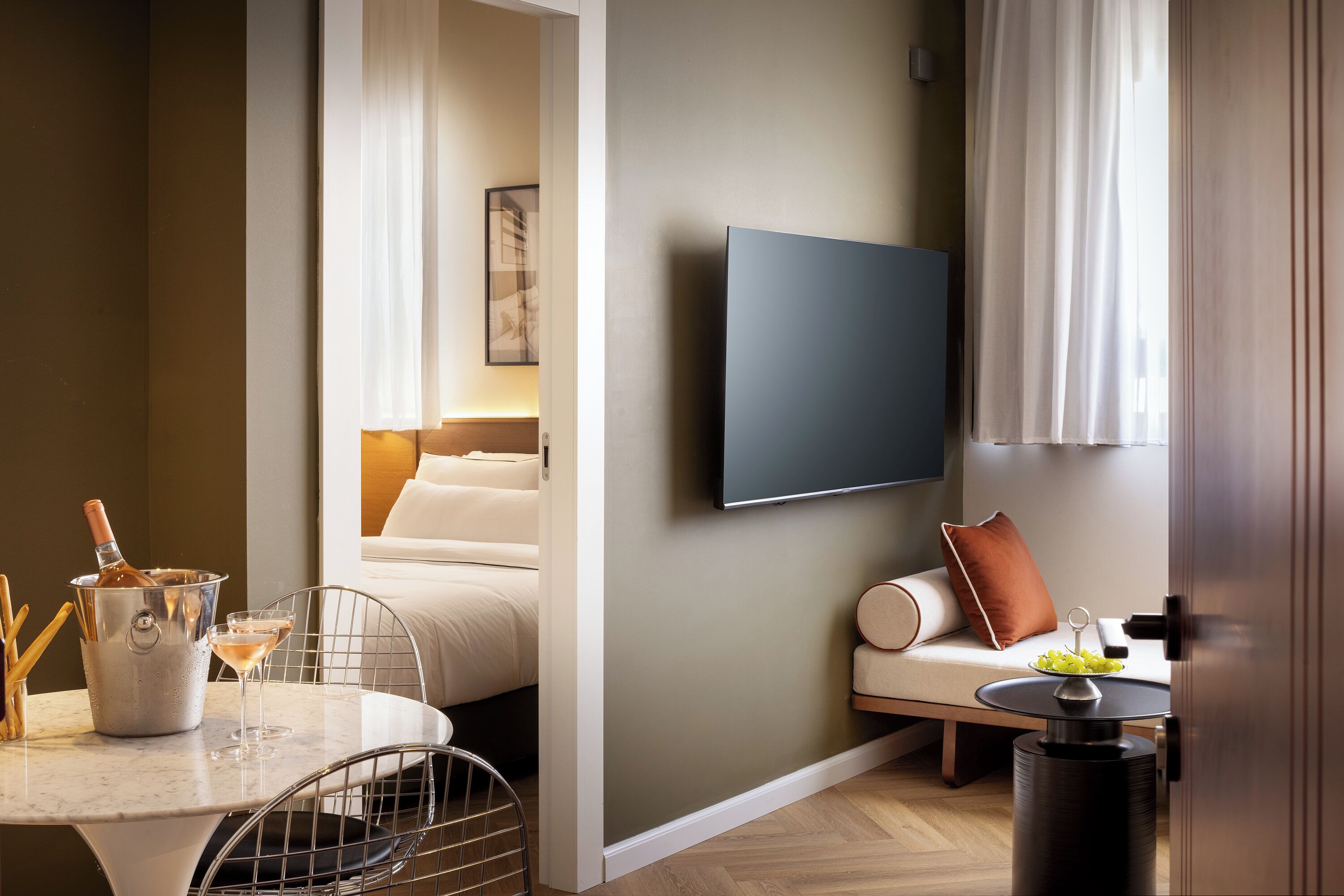 XXL Suite | Zona de estar | Smart TV de 50 pulgadas con canales por cable, Netflix