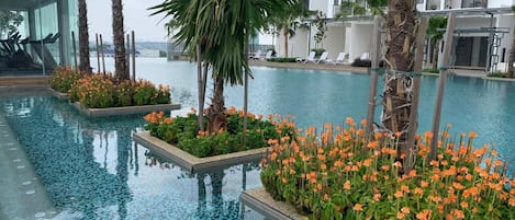 2 hồ bơi ngoài trời