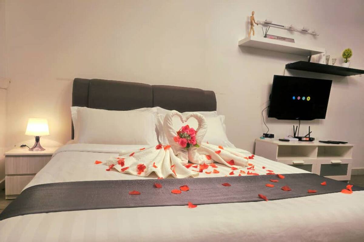 Departamento estándar, 1 cama Queen size, para no fumadores | Tabla de planchar con plancha, wifi gratis y ropa de cama 