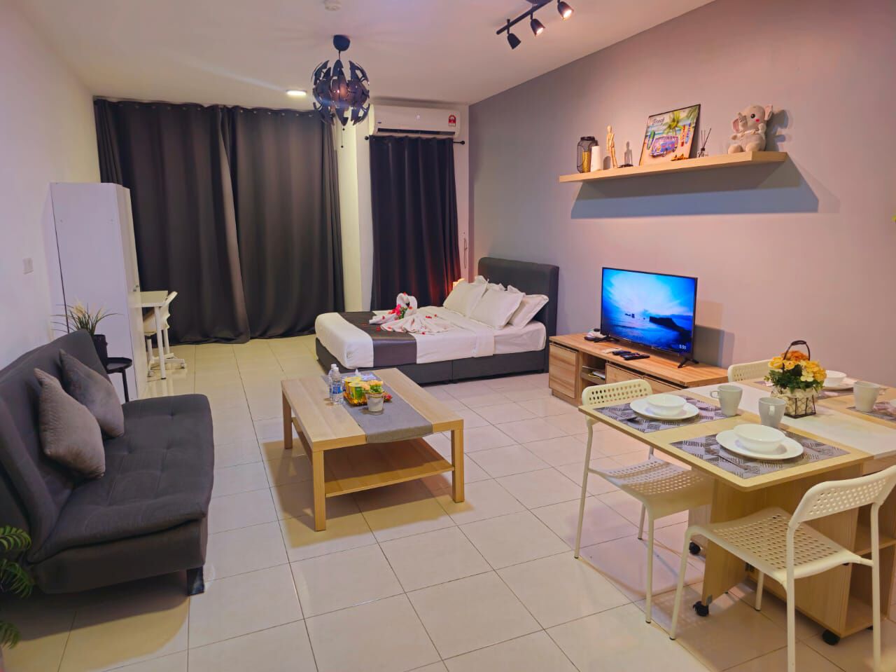 Standard Apartment, 1 Katil Ratu (Queen), Non Smoking | Ruang tamu | 30 inci sebuah televisyen pintar dengan satelit, Netflix 