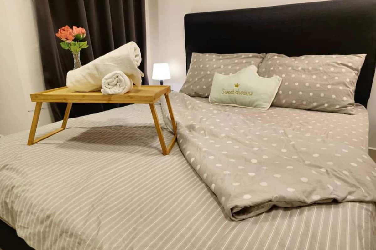 Departamento estándar, 1 cama Queen size, para no fumadores | Tabla de planchar con plancha, wifi gratis y ropa de cama 