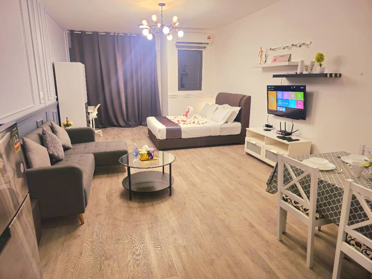 Standard Apartment, 1 Katil Ratu (Queen), Non Smoking | Ruang tamu | 30 inci sebuah televisyen pintar dengan satelit, Netflix 
