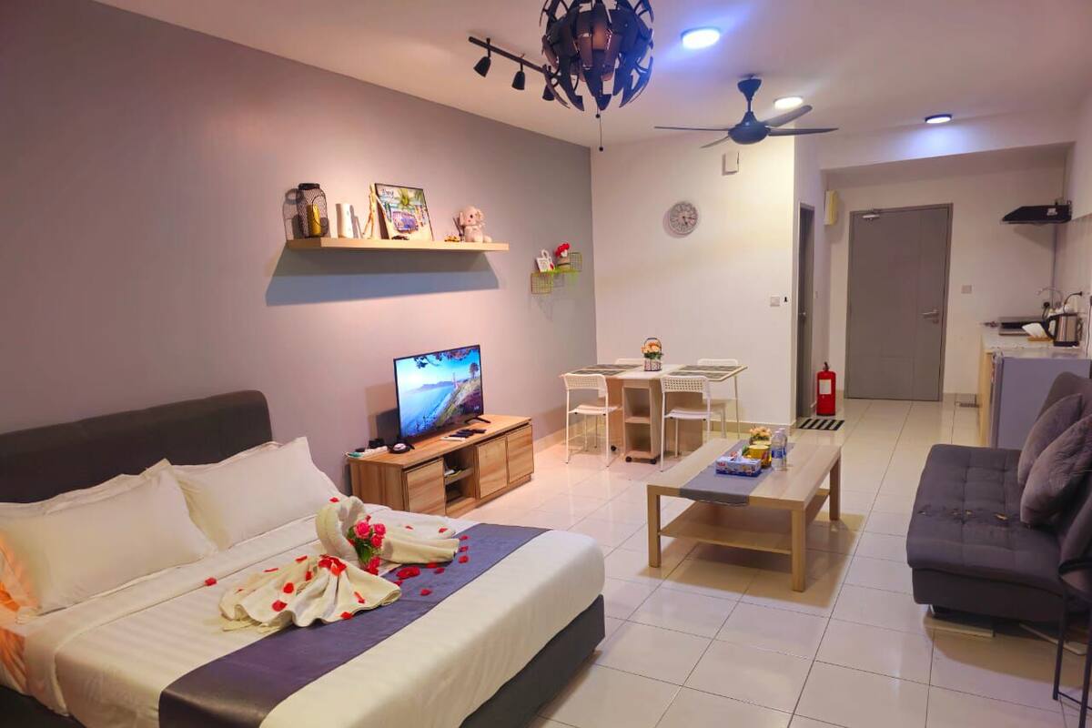 Departamento estándar, 1 cama Queen size, para no fumadores | Tabla de planchar con plancha, wifi gratis y ropa de cama 