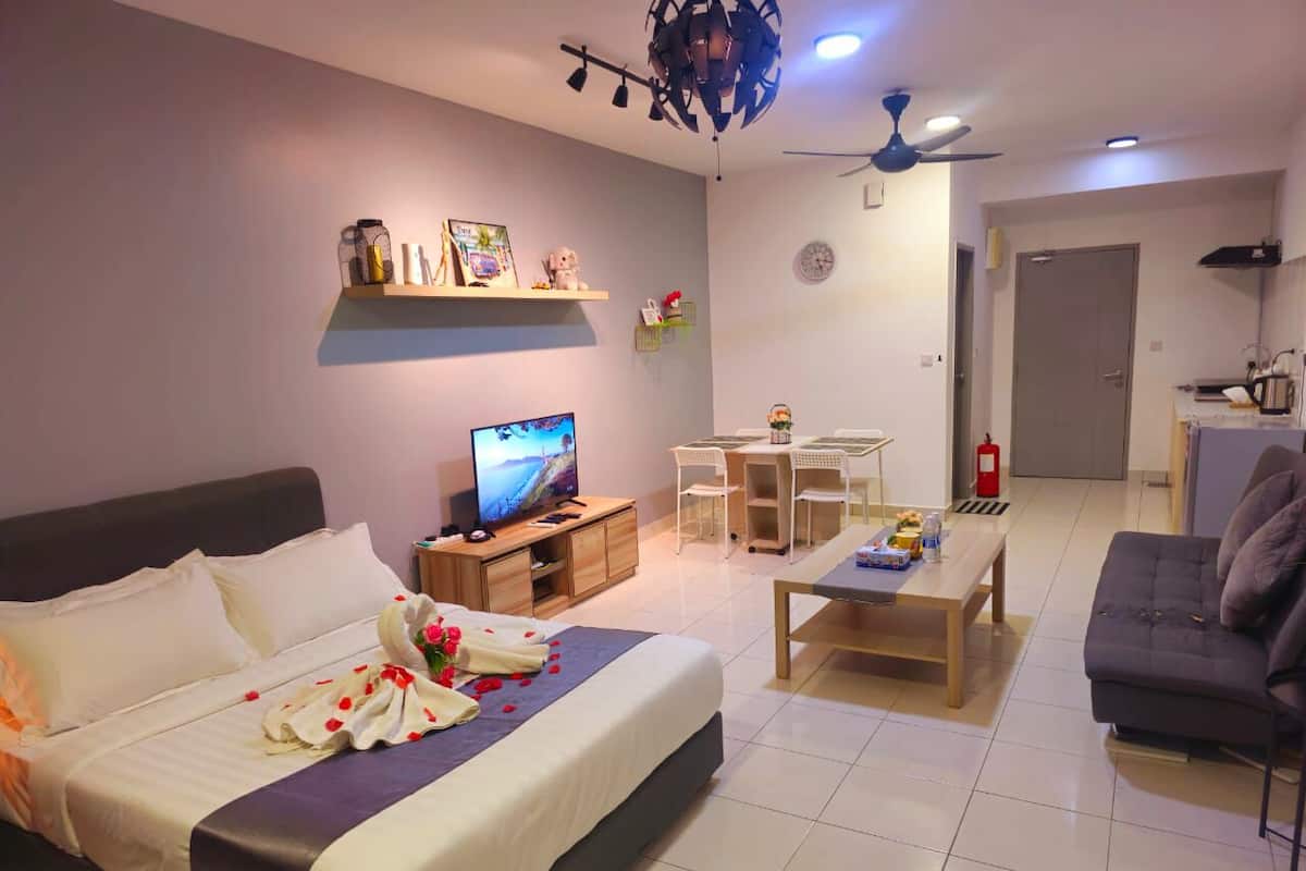 Departamento estándar, 1 cama Queen size, para no fumadores | Tabla de planchar con plancha, wifi gratis y ropa de cama