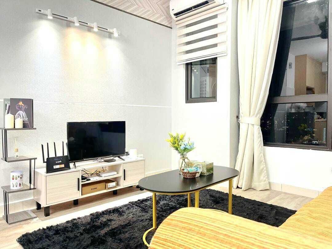 Family Apartment, 2 Bedrooms, Non Smoking | Ruang tamu | 30 inci sebuah televisyen pintar dengan satelit, Netflix 