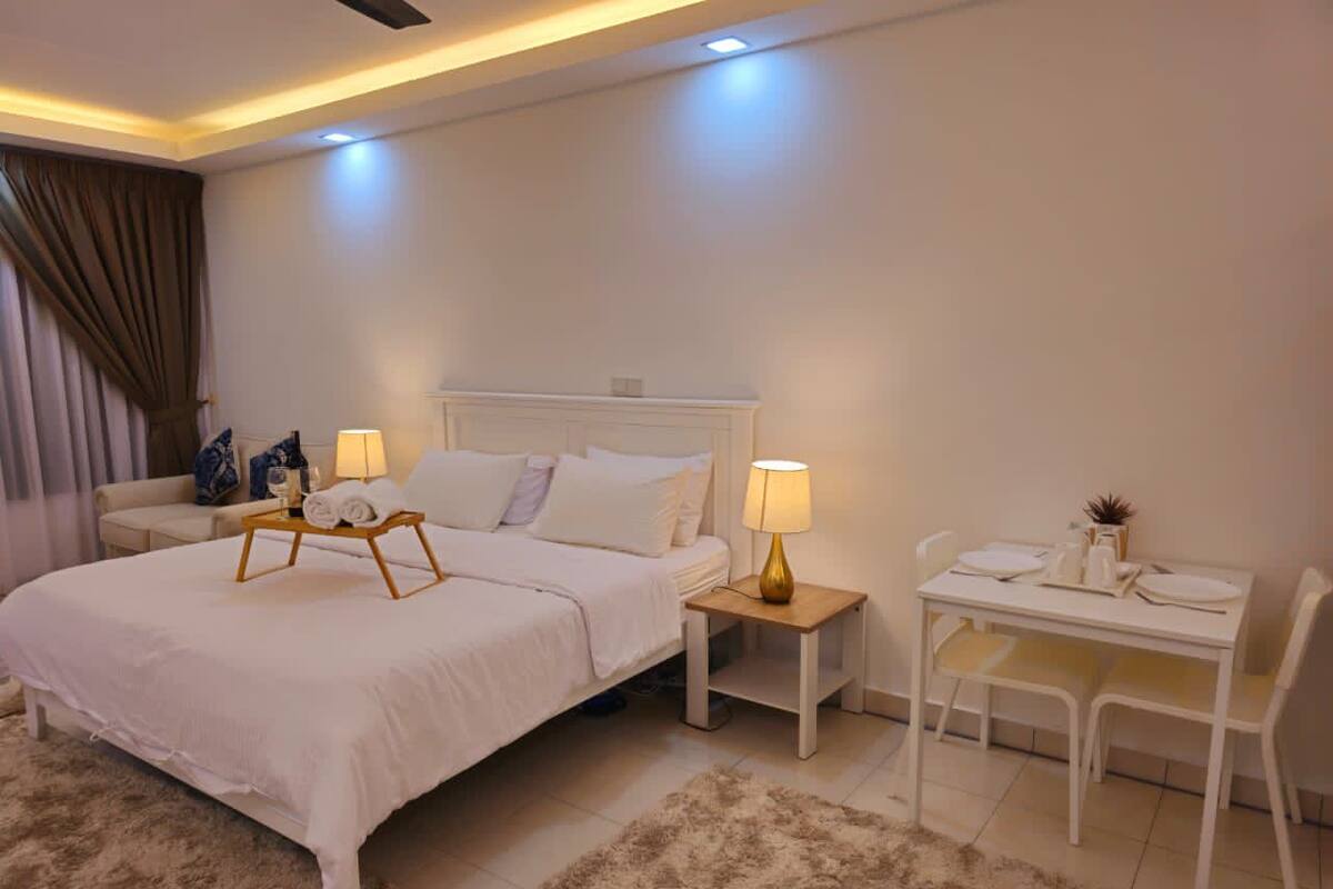 Departamento estándar, 1 cama Queen size, para no fumadores | Tabla de planchar con plancha, wifi gratis y ropa de cama 