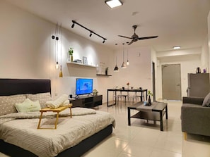 Standard Apartment, 1 Katil Ratu (Queen), Non Smoking | Ruang tamu | 30 inci sebuah televisyen pintar dengan satelit, Netflix 
