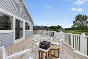 Outdoor dining - Waters Edge on Big Pine Island - Trampoline - Sandy Beach - Arcade Games (Belding)