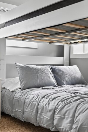 Tabla de planchar con plancha, cuna de viaje, wifi y ropa de cama 