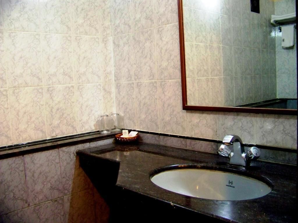 Basic-Doppel- oder -Zweibettzimmer | Badezimmer | Dusche, Handtücher, Seife, Shampoo